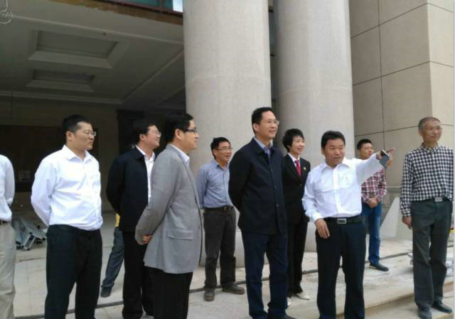 市中級(jí)人民法院院長居國屏視察區(qū)法院大樓項(xiàng)目
