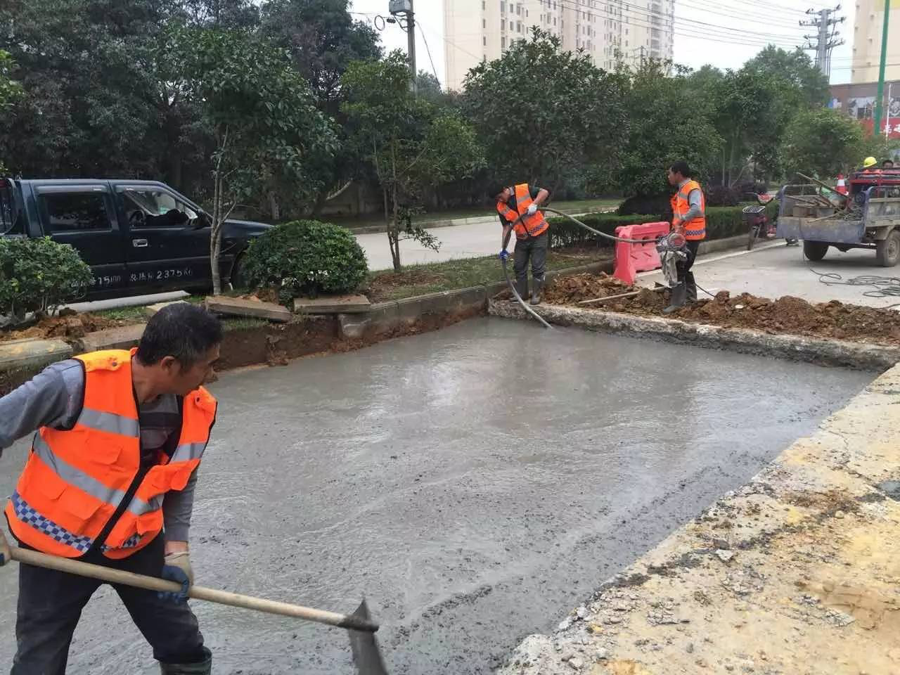 修繕道路惠民生——菊圃路路面局部修補(bǔ)緊張進(jìn)行中