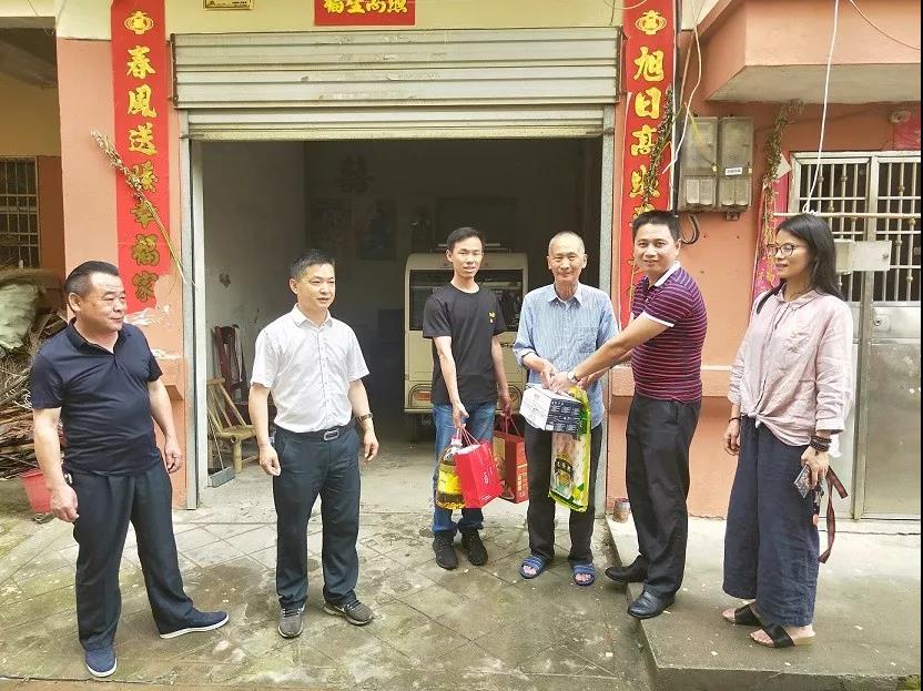 集團機關黨支部開展“慰問貧困戶 情暖端午節”黨日活動