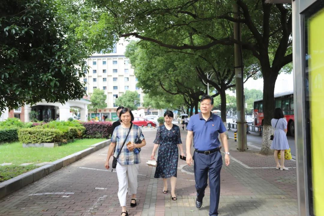 集團黨委開展“七一”前夕走訪慰問活動