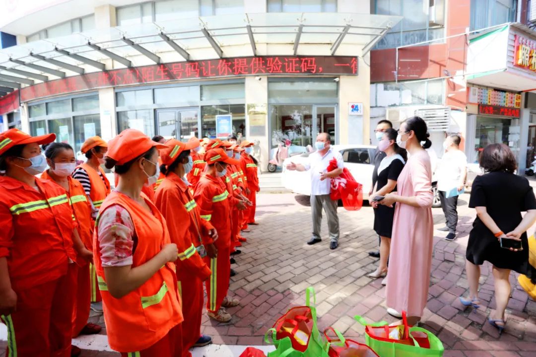 市總工會副主席張小芳一行來到經開區慰問一線環衛工人