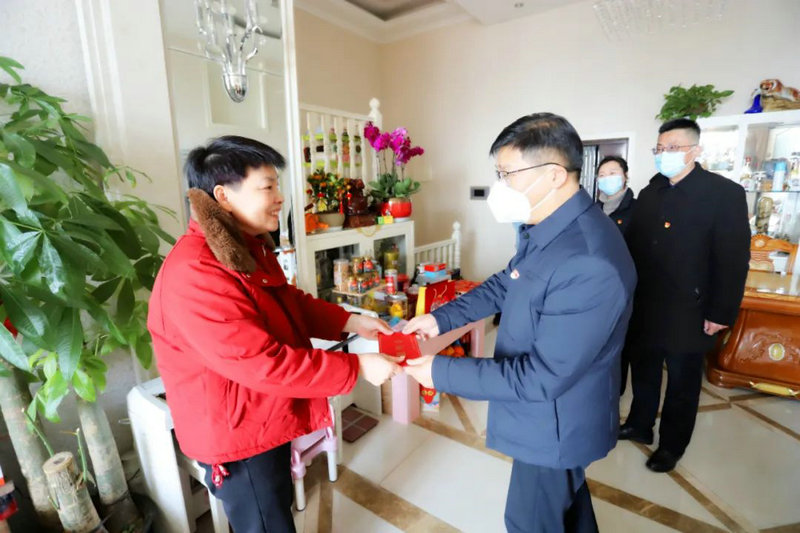 集團(tuán)黨委春節(jié)前走訪慰問退休干部