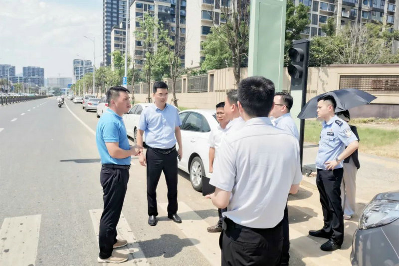 賀敏就優(yōu)化區(qū)內(nèi)資產(chǎn)，實現(xiàn)效益最大化進行實地調(diào)研