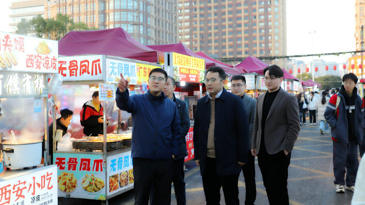 程振華元旦前夕調(diào)研紫荊夜市