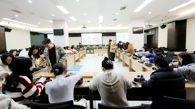 工會(huì)舉辦“芳華常在·笑靨如花”三八婦女節(jié)多肉DIY創(chuàng)意活動(dòng)