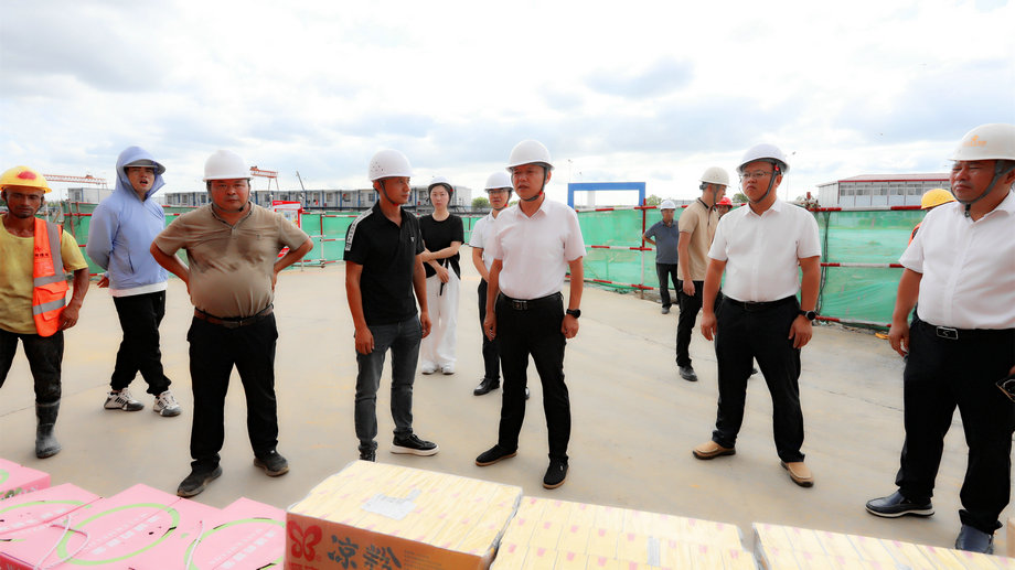 集團(tuán)黨委開展“情系一線、致敬堅(jiān)守者”夏日送清涼慰問活